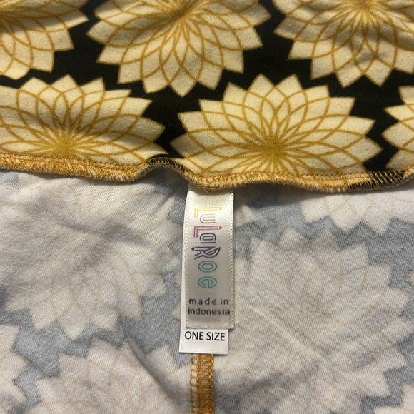 P9-NWOT LuLaRoe One Size Black Yellow Geo Floral Print Pull On Stretch Leggings. - Picture 6 of 9